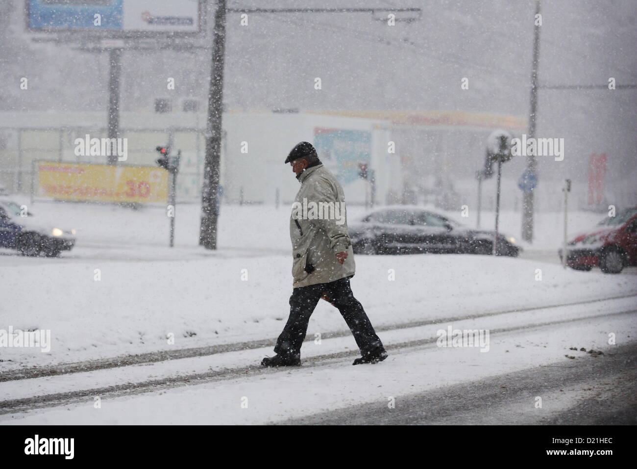 Gdynia, Pologne, 11 janvier 2012 après quelques jours de beau temps, l'hiver revient en Pologne. Les fortes chutes de neige ont paralysé la circulation sur le ring de Tri-City et Gdynia les rues de la ville. Banque D'Images