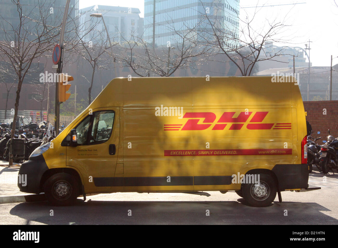 Livraison DHL van stationné à Barcelone, Espagne. Banque D'Images