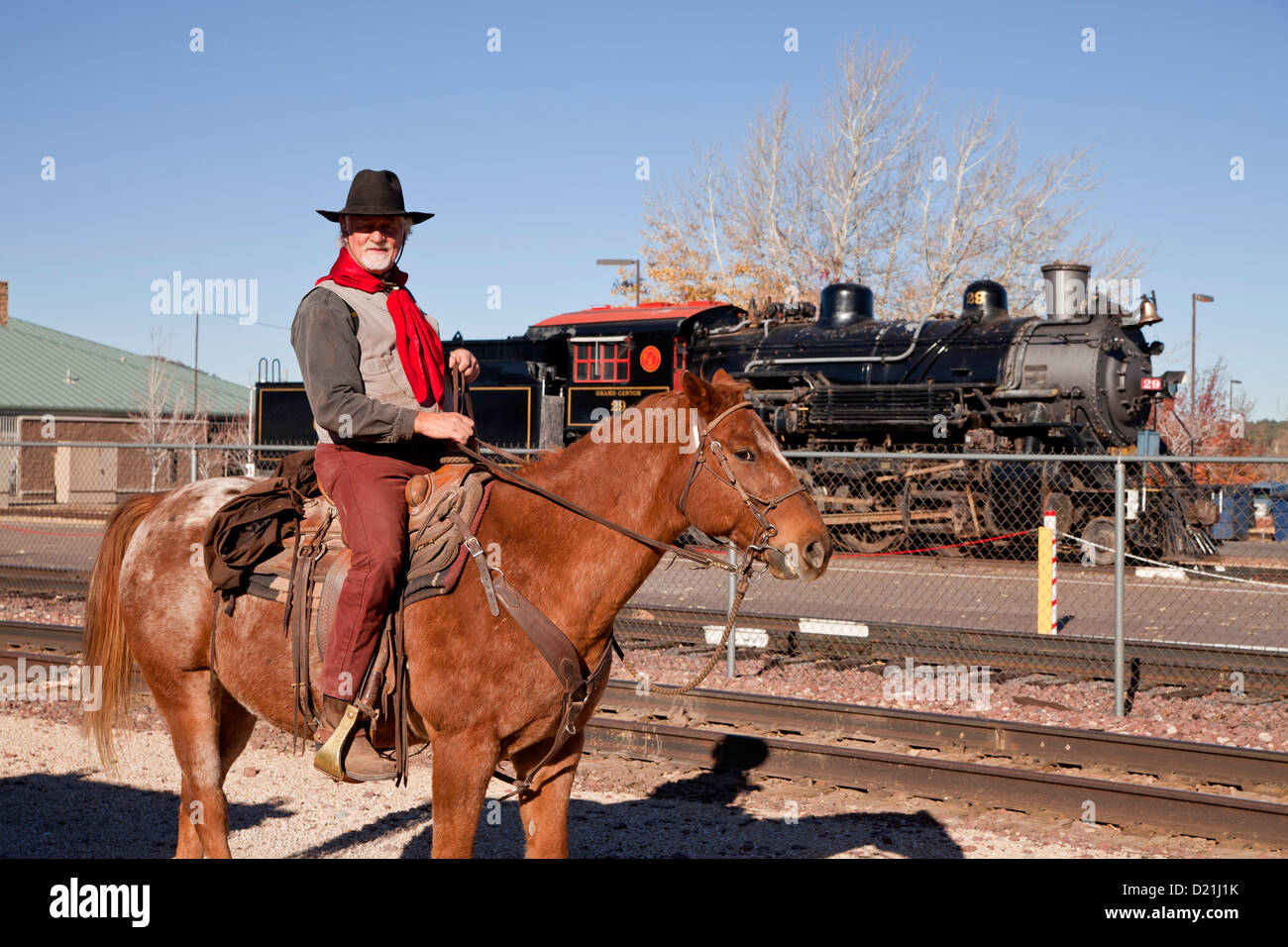 Cowboy sur son cheval et l'historic steam locomotive de chemin de fer du Grand Canyon de Kingman, Arizona, USA Banque D'Images