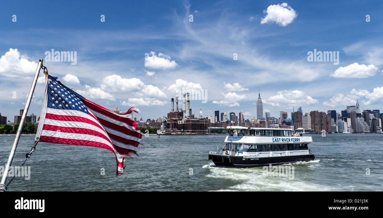 Ferry East River avec le drapeau américain, vue à Midtown Manhattan, New York City, New York, USA Banque D'Images