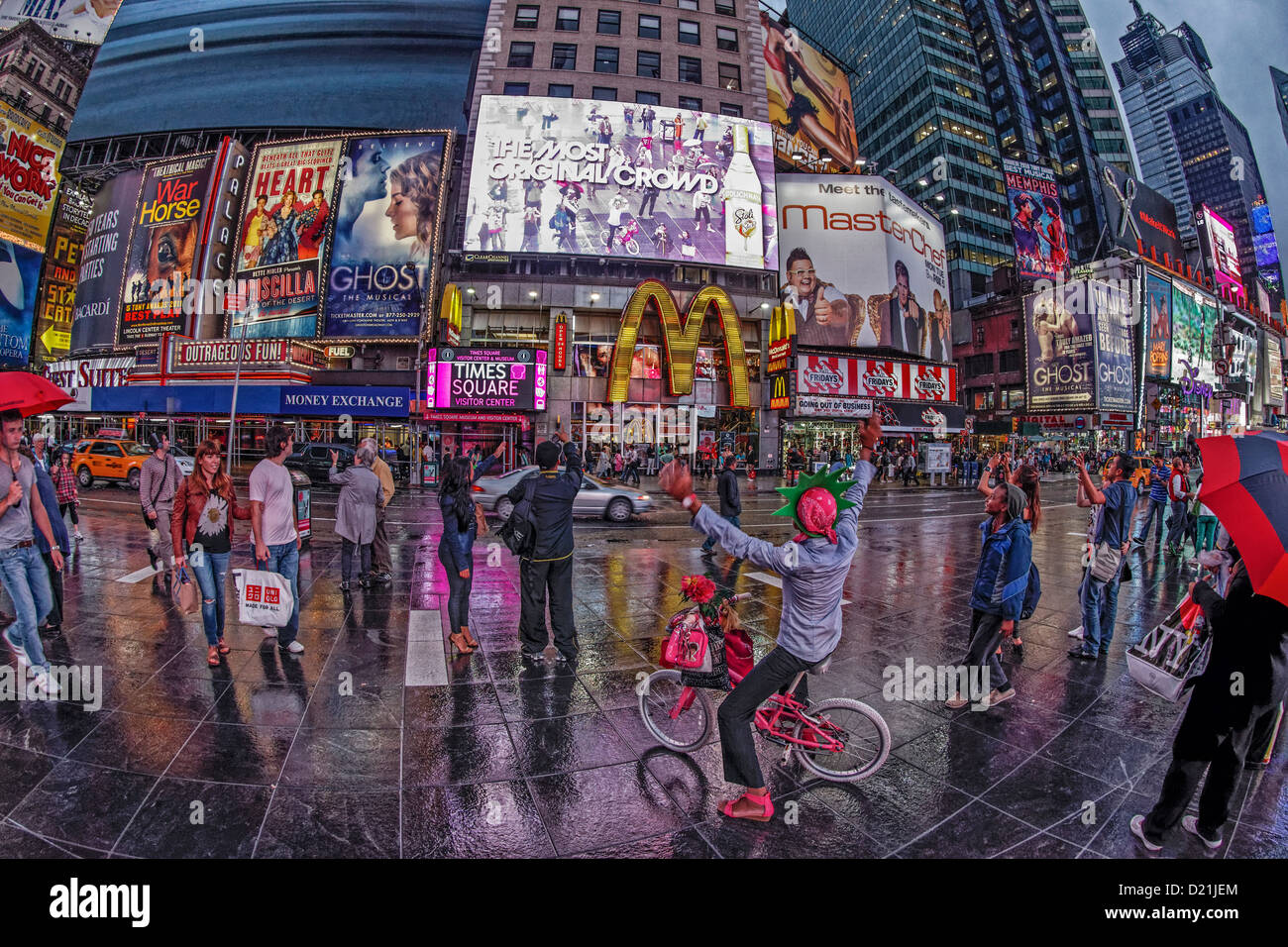 Les gens au Times Square le soir, 42ème, Broadway, Manhattan, New York City, New York, USA Banque D'Images