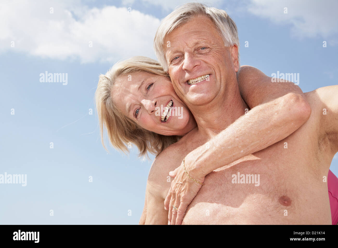 L'Espagne, Senior man giving piggy back ride to woman Banque D'Images