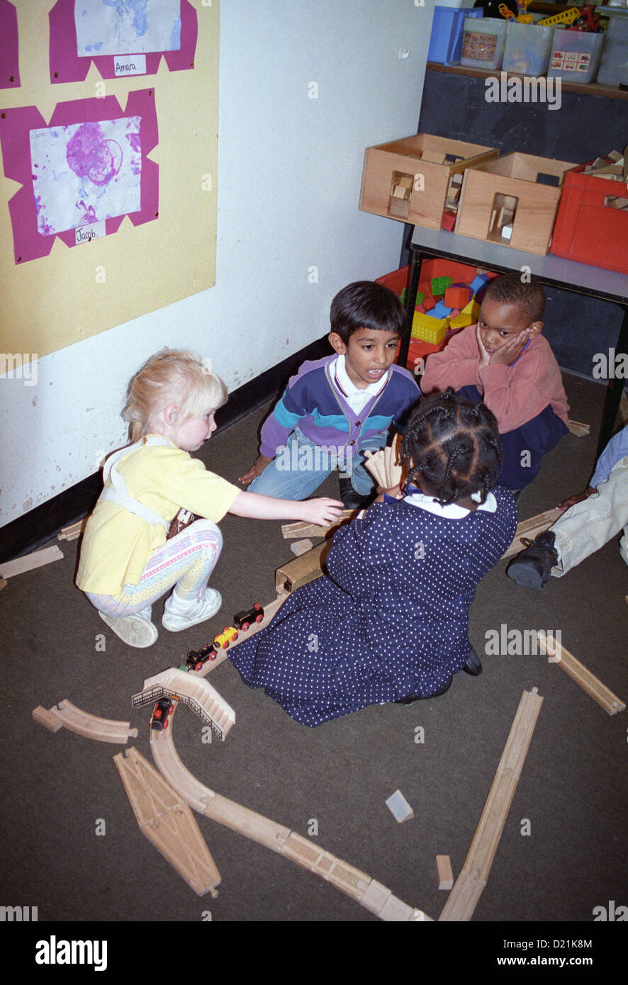 Enfants jouant dans des sourds et classe maternelle UK Banque D'Images