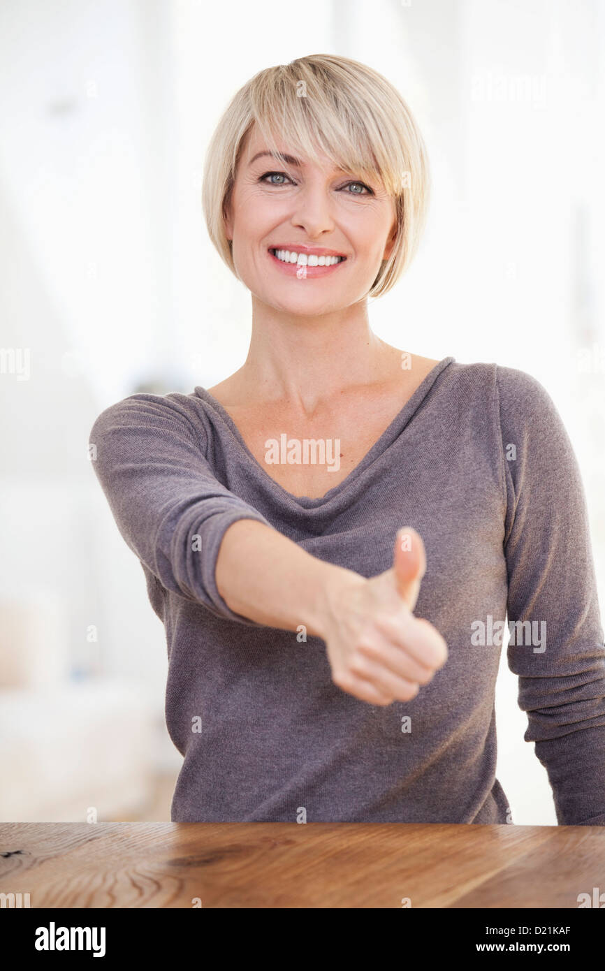 Germany, Bavaria, Munich, Woman showing Thumbs up, smiling Banque D'Images