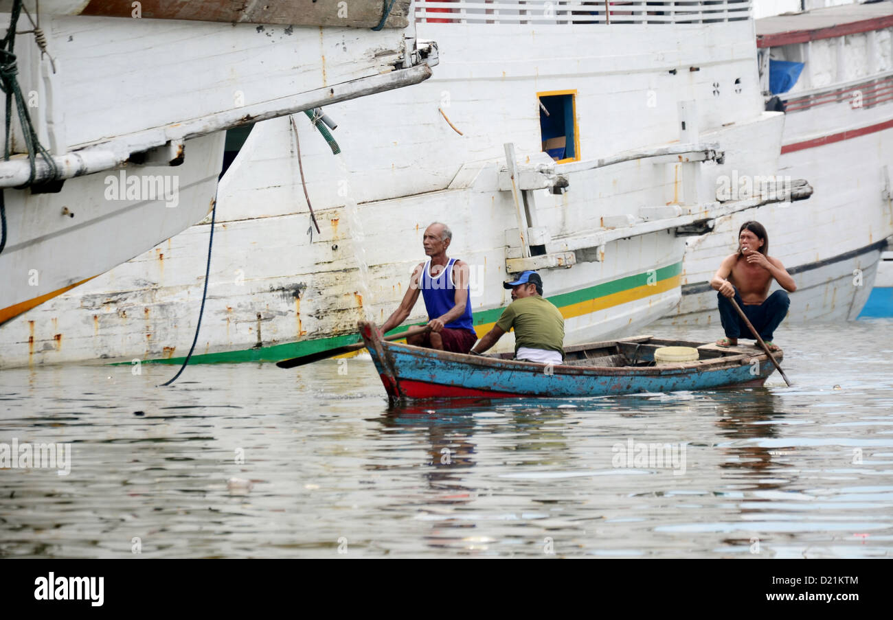 Portrait conceptuel d'intérêt humain, homme d'arbre sur le bateau à Sunda Kelapa port, Jakarta Banque D'Images