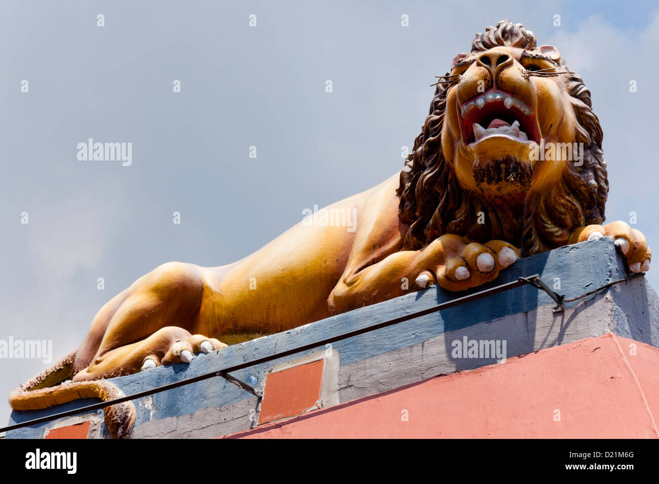 Moulage en plâtre d'un lion protégeant le Temple Sri Mariamman sur pagoda street singapore Banque D'Images