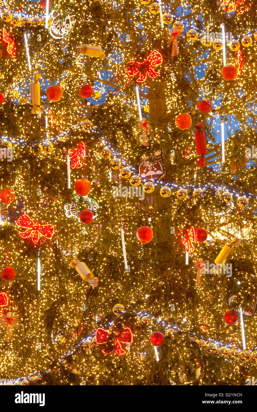 Prague, place de la vieille ville - détail d'ornements sur arbre de Noël traditionnel Banque D'Images