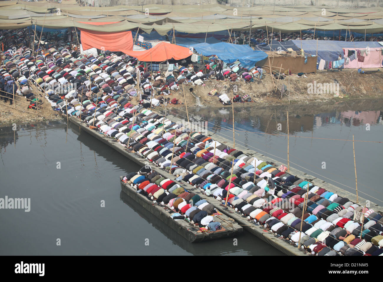 Première phase du Biswa Ijtema, l'un des plus grands rassemblements de musulmans dans le monde, commence sur les rives de la rivière Turag j Banque D'Images