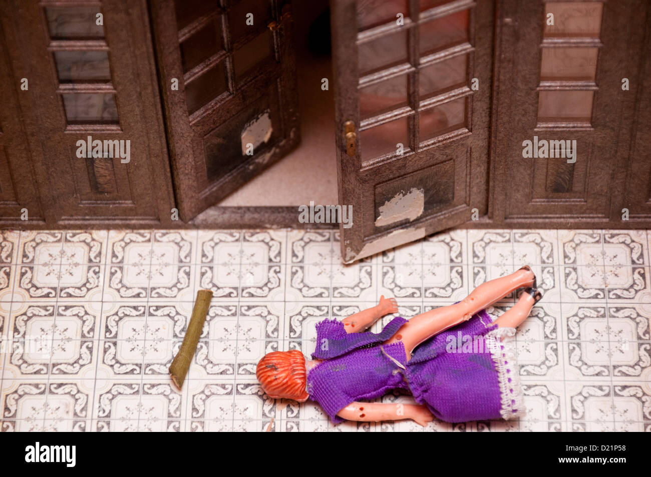 Scène de crime de meurtre à une maison de poupées. Banque D'Images