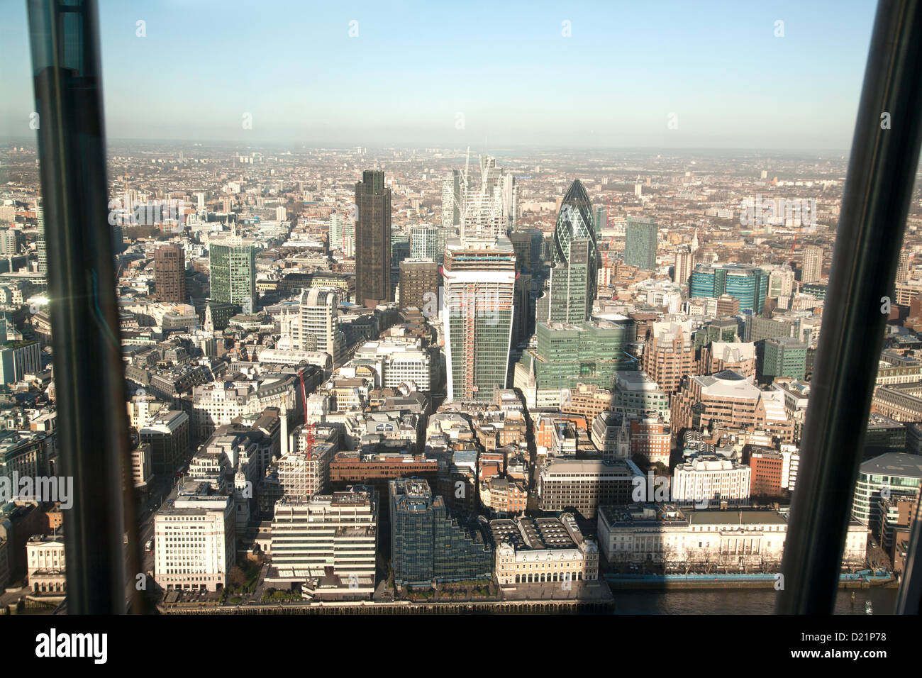 La vue depuis le tesson, vers la ville de Londres dont 30 St Mary Axe (le cornichon), tour 42, et l'Édifice Willis, le mercredi 9 janvier 2013, Londres, Angleterre, Royaume-Uni Banque D'Images
