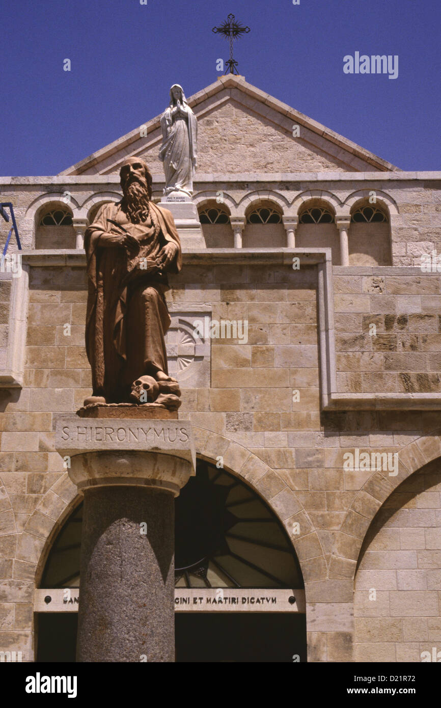 Statue de Saint Jérôme (Jérôme) à la cour de l'Église ou Chapelle de Sainte Catherine situé à côté de la partie nord de l'église de la Nativité, ou Basilique de la Nativité, traditionnellement admis par les chrétiens à être le lieu de naissance de Jésus Christ dans la ville cisjordanienne de Bethléem dans l'Autorité autonome palestinienne Israël Banque D'Images