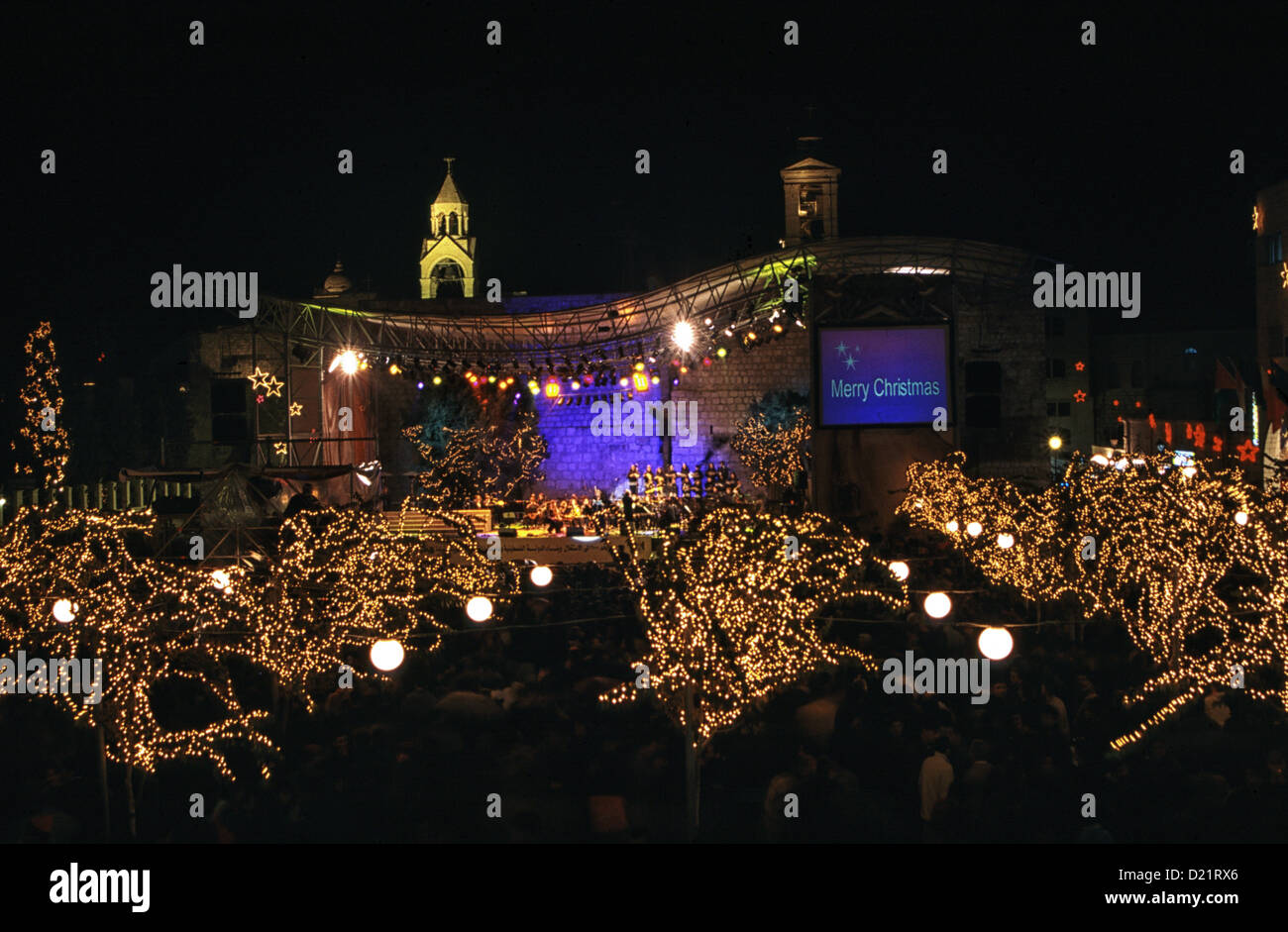 Arbres décorés avec des cordes la veille de Noël en face de l'église de la Nativité à la place de la crèche dans la ville cisjordanienne de Bethléem Territoires Palestiniens Israël Banque D'Images