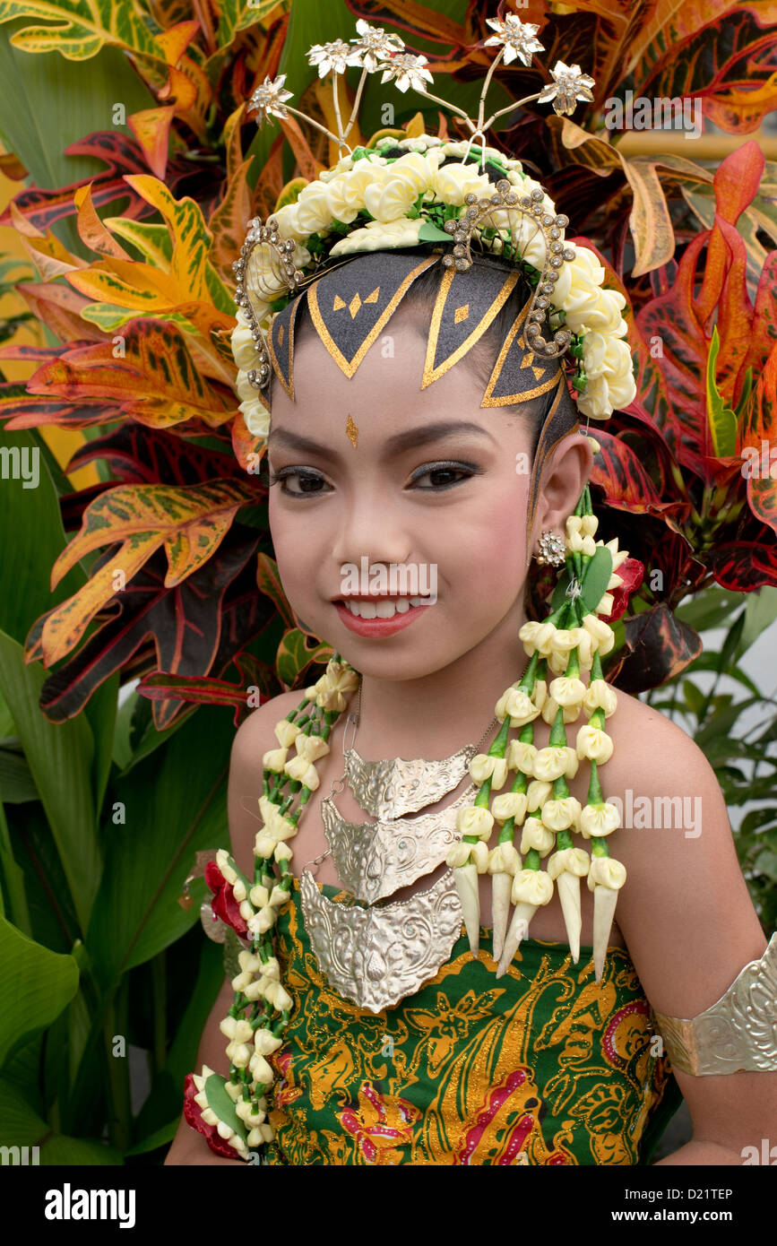 Une jeune fille est constitué et prêt pour une récolte défilé du festival dans le village de Tumpang, Java, Indonésie Banque D'Images