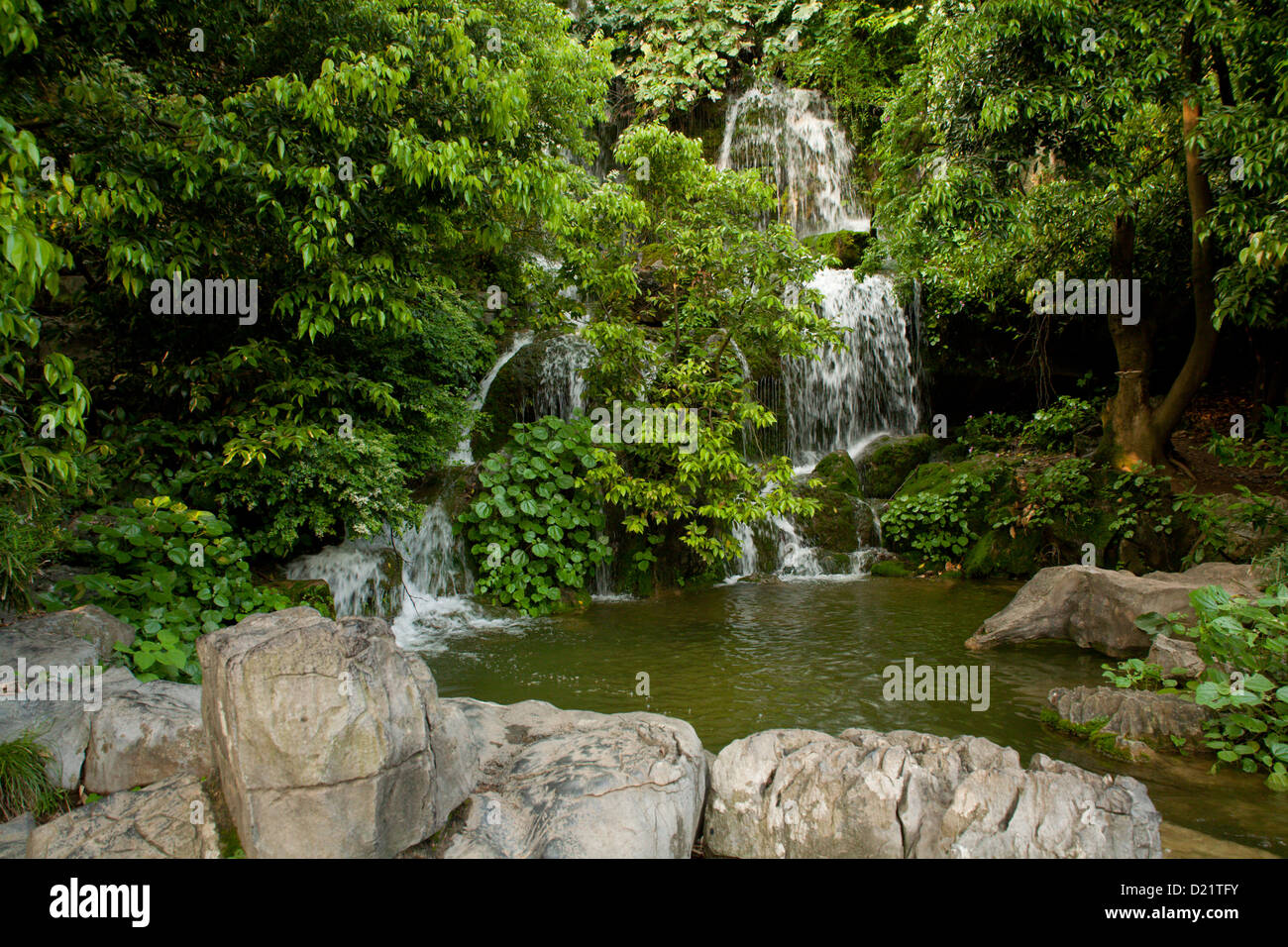 Une cascade dans Qixing Park (parc), 7 étoiles à Guilin dans le Guangxi Provence dans le sud de la Chine. Banque D'Images