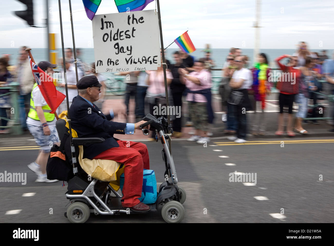 Un homme en scooter pour personnes handicapées participant à Brighton Pride. Banque D'Images