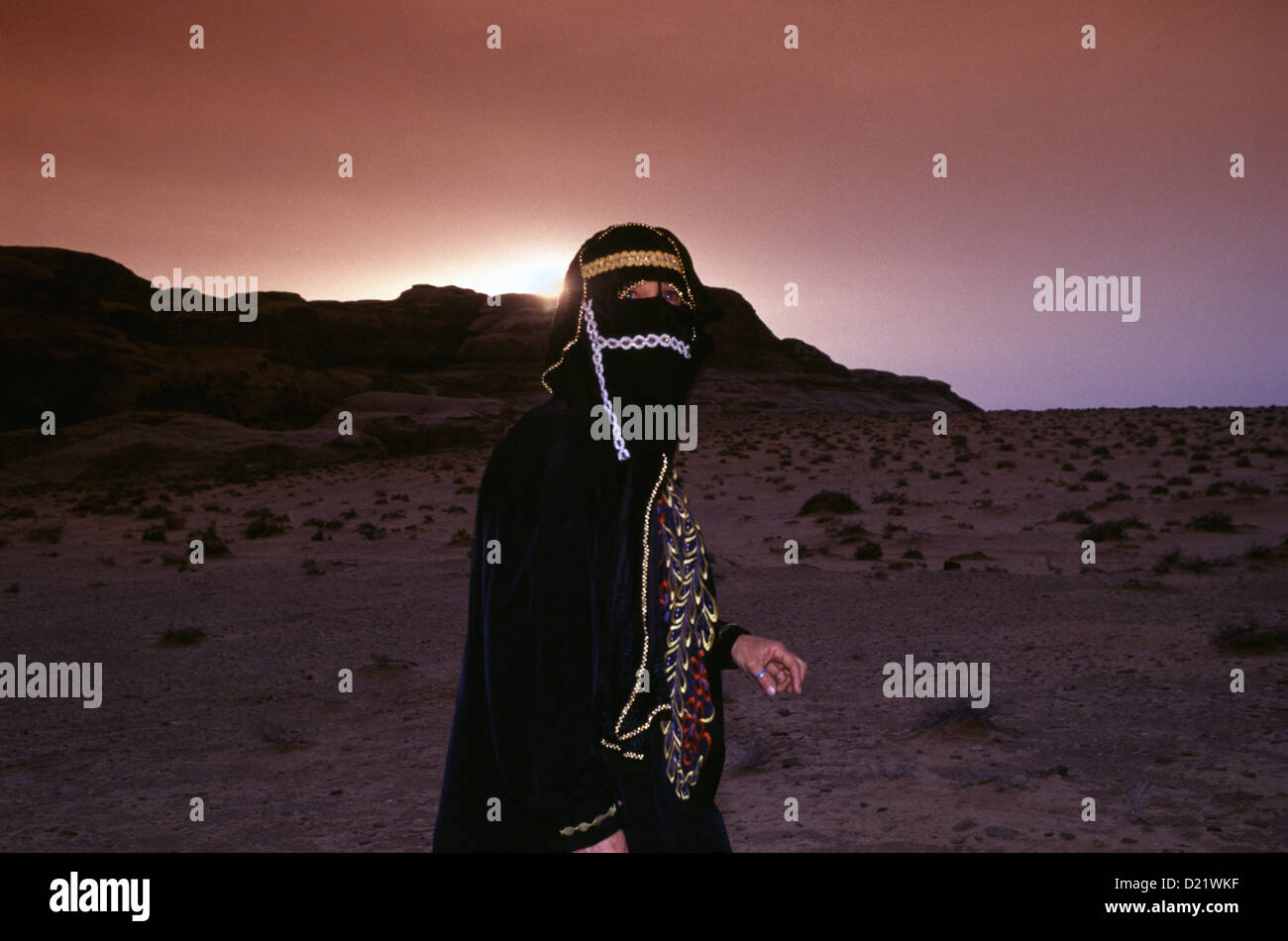 Femme bédouine membre de la tribu Zawaideh, originaire des déserts du sud de la Jordanie et de l'ouest de l'Arabie Saoudite, portant un vêtement traditionnel de madraga dans le désert de Wadi Rum en Jordanie Banque D'Images
