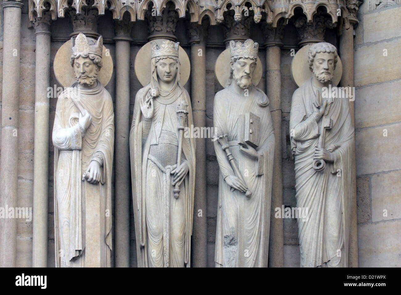 Paris, cathédrale Notre-Dame, portail de sainte Anne, un roi, la reine de Saba, le roi Salomon et Saint Peter Banque D'Images