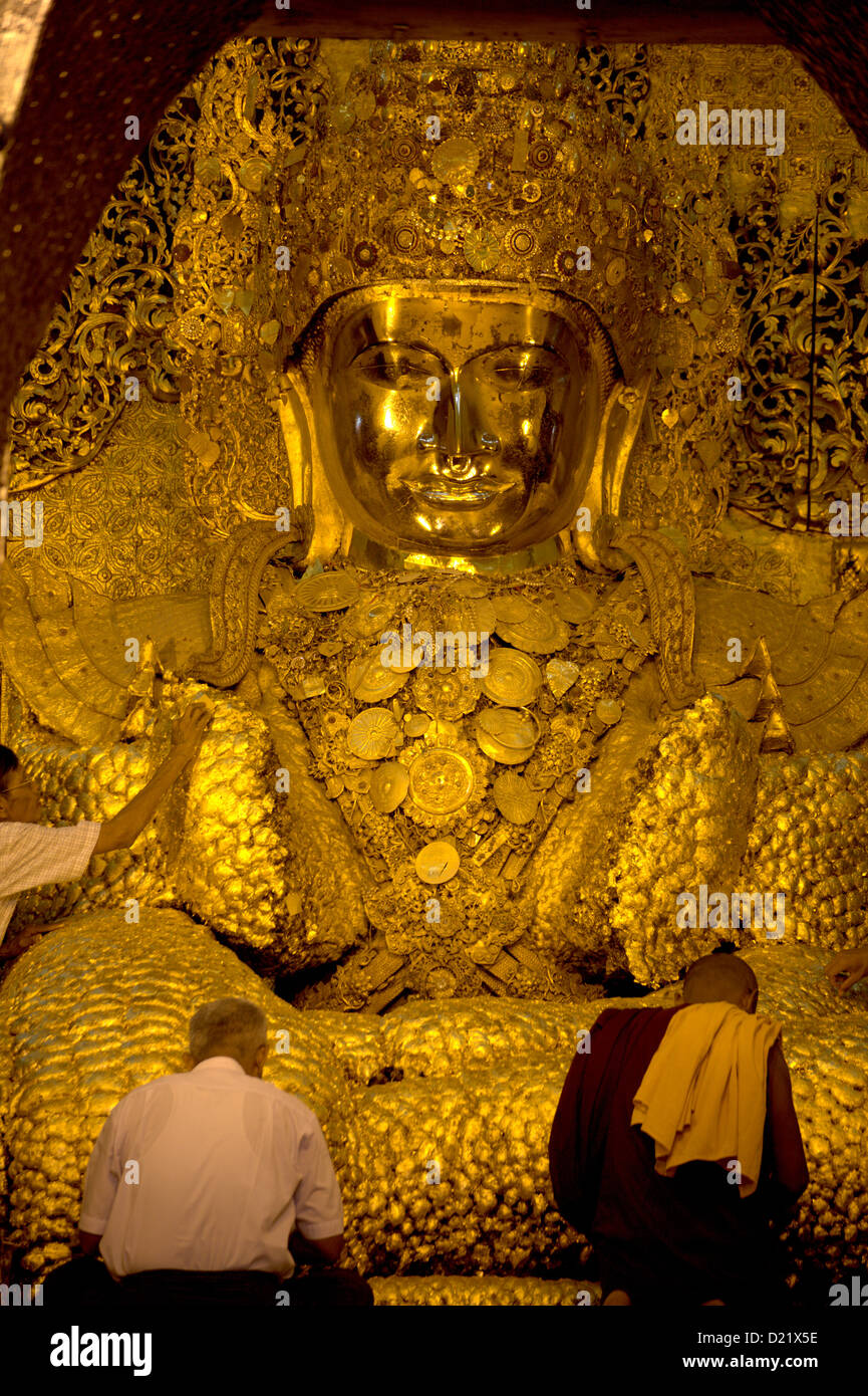 Bouddha Mahamuni Mandalay dans l'un des plus lieux saints pour les bouddhistes birmans Banque D'Images