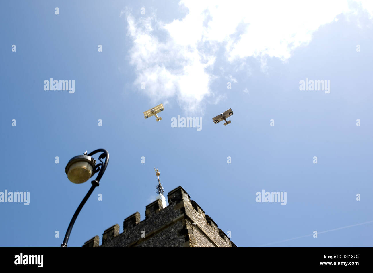 Première guerre mondiale les biplans volant au-dessus d'une église. Banque D'Images
