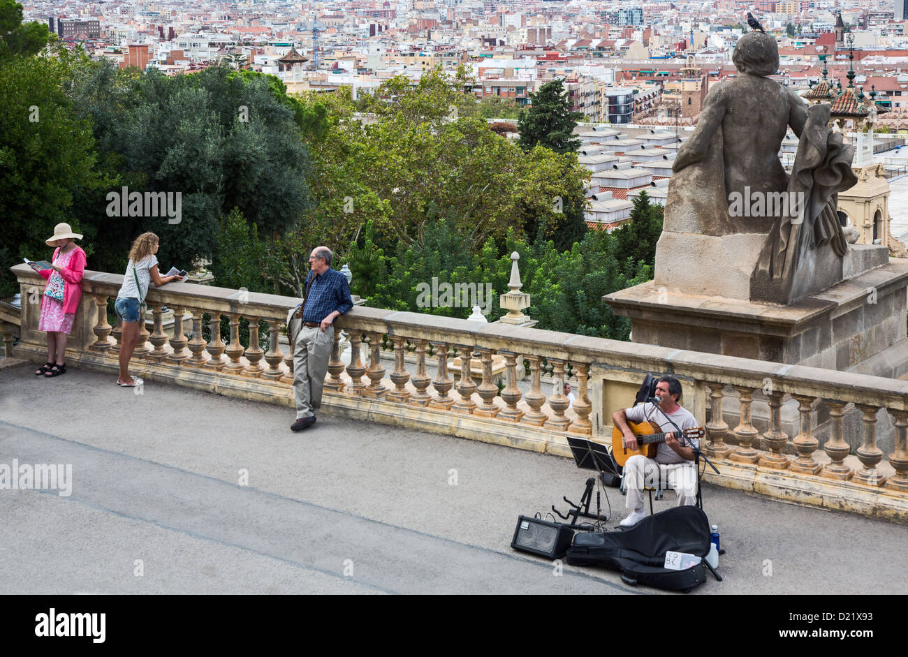 Sapin, Barcelone, les gens sur la terrasse du palais de Montjuic. Banque D'Images