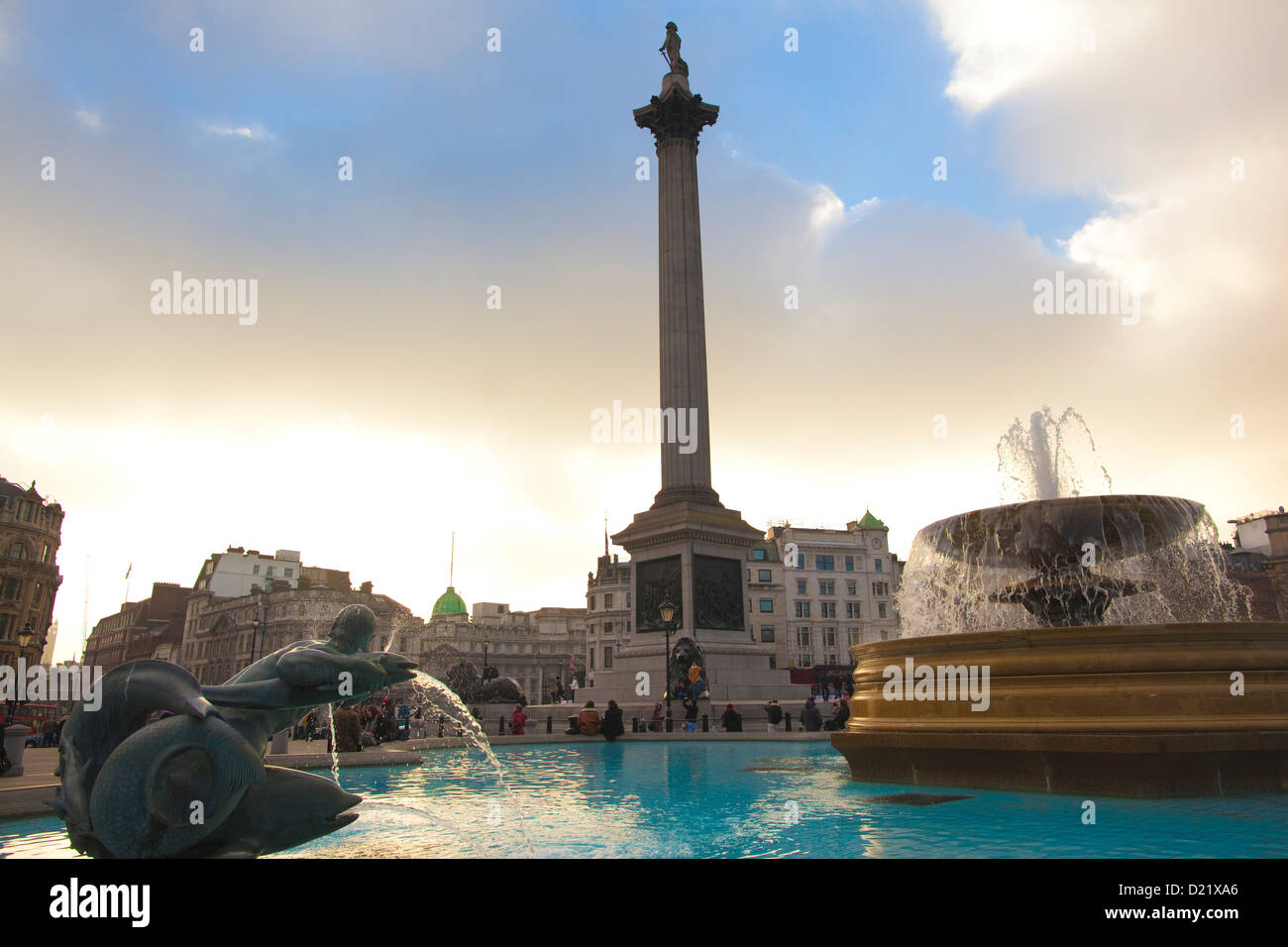 Coloumn Nelson debout au-dessus de l'une des fontaines à Trafalgar Square, Londres, Angleterre, Royaume-Uni Banque D'Images