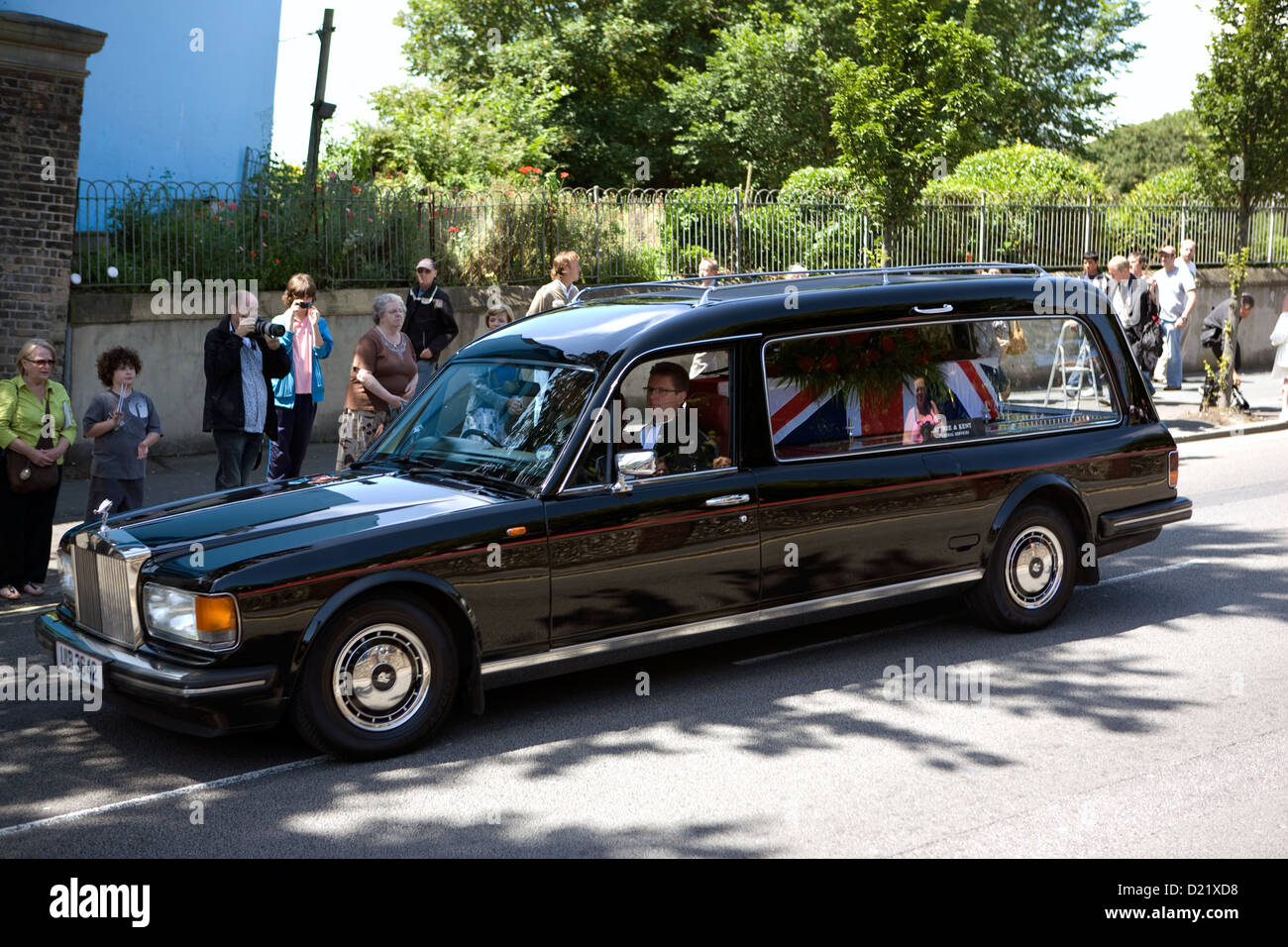 Un entend mener Union Jack cercueil drapé après des funérailles militaires à Brighton, Royaume-Uni. Banque D'Images