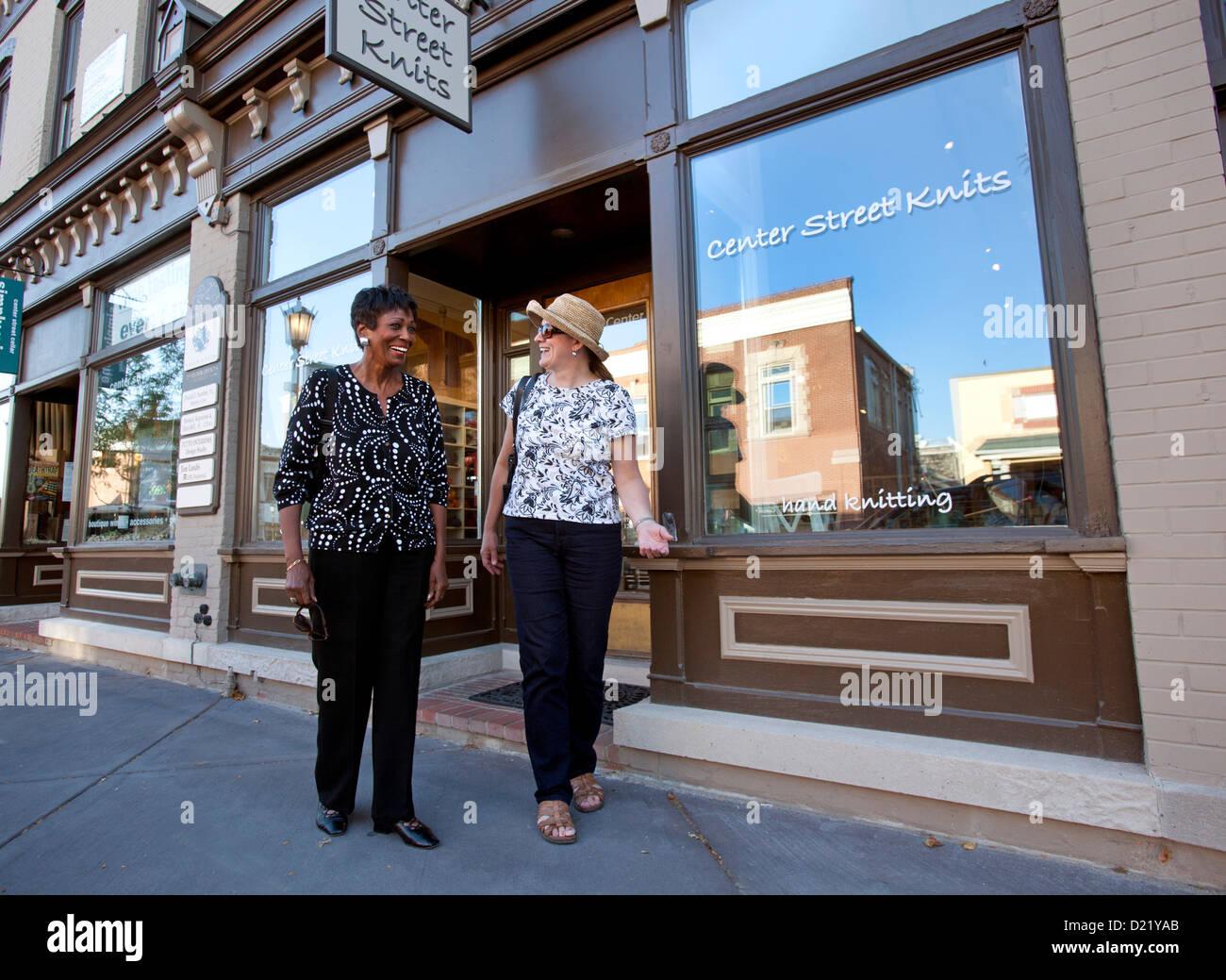 Deux femmes sortant de magasin, petite ville, USA Banque D'Images