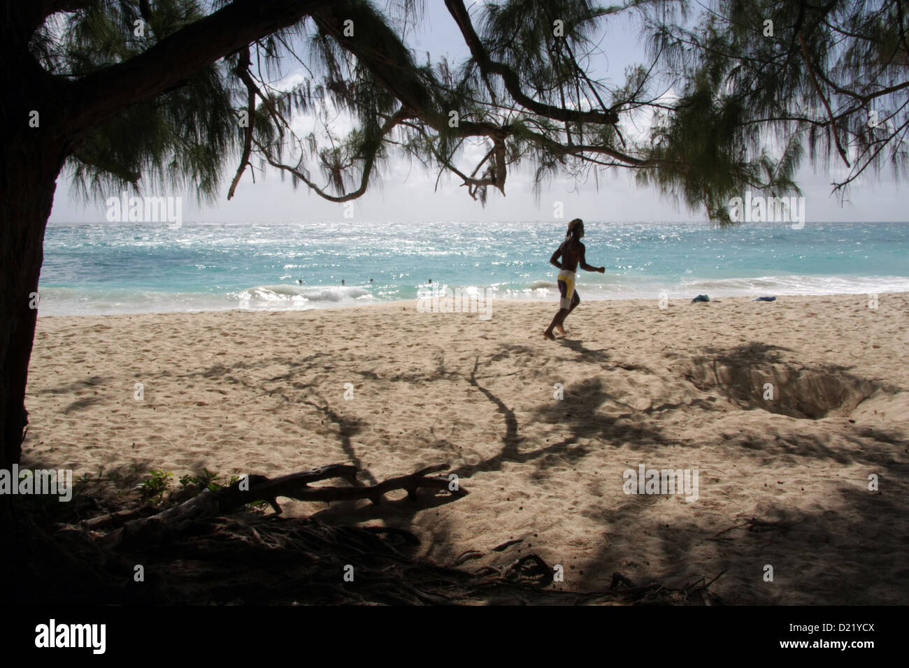 Runner sur la plage de Foul Bay, la Barbade Banque D'Images