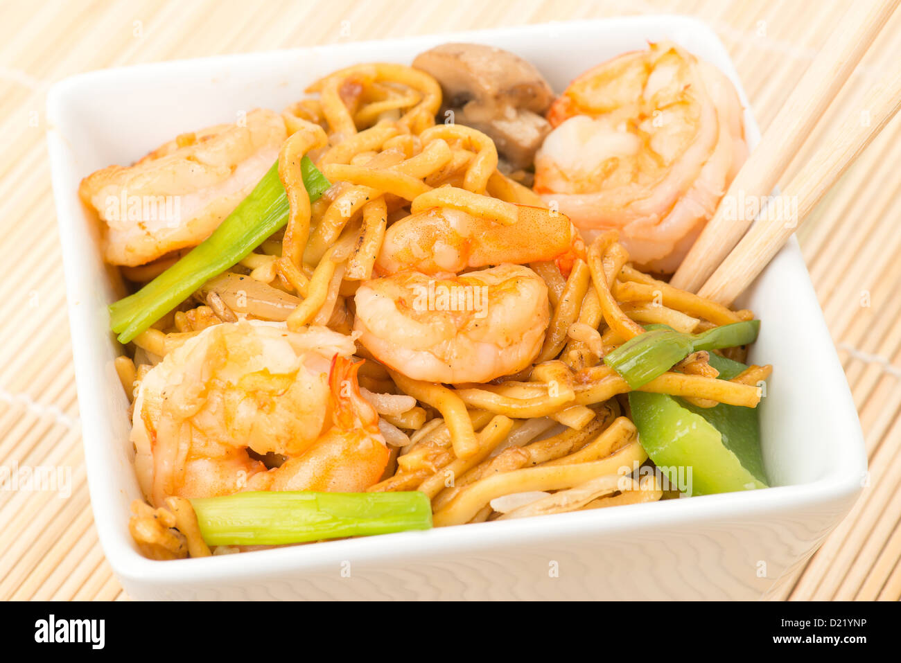 Repas Chinois - Crevettes sautées aux nouilles - studio abattu avec une faible profondeur de champ Banque D'Images