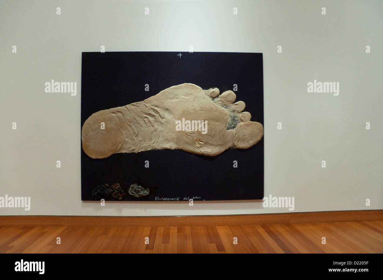 Grande peinture d'art moderne d'un pied humain accroché dans un musée. Banque D'Images