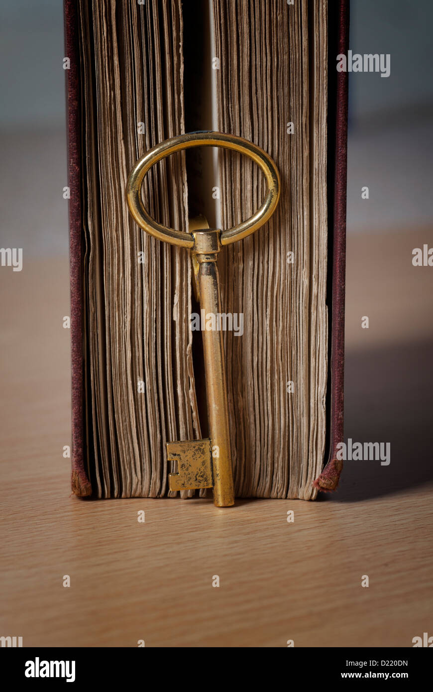 Ancienne clé dorée à côté d'un livre Banque D'Images
