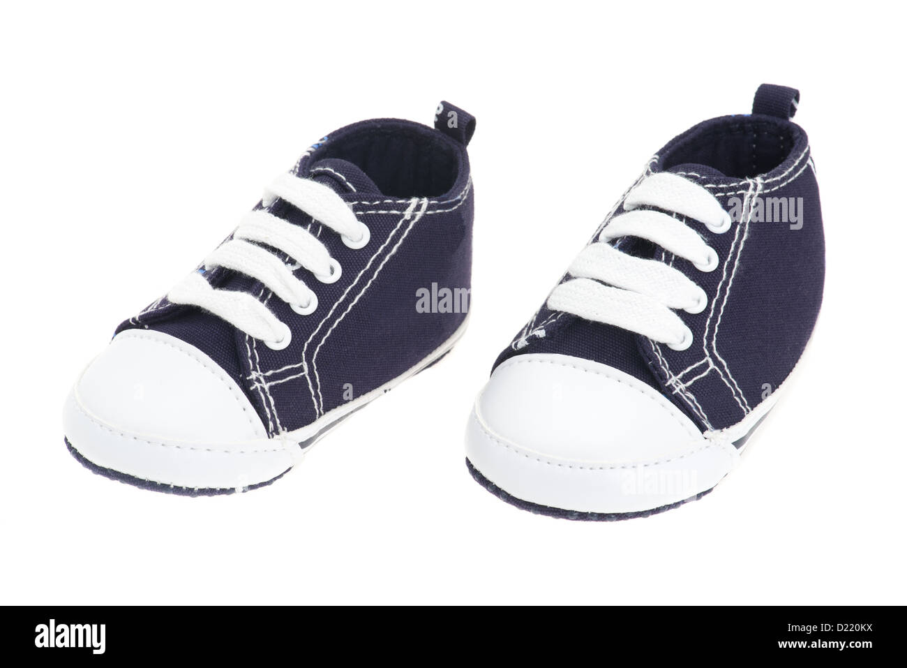 Petits garçons chaussures bébé denim bleu - studio photo avec un fond blanc Banque D'Images