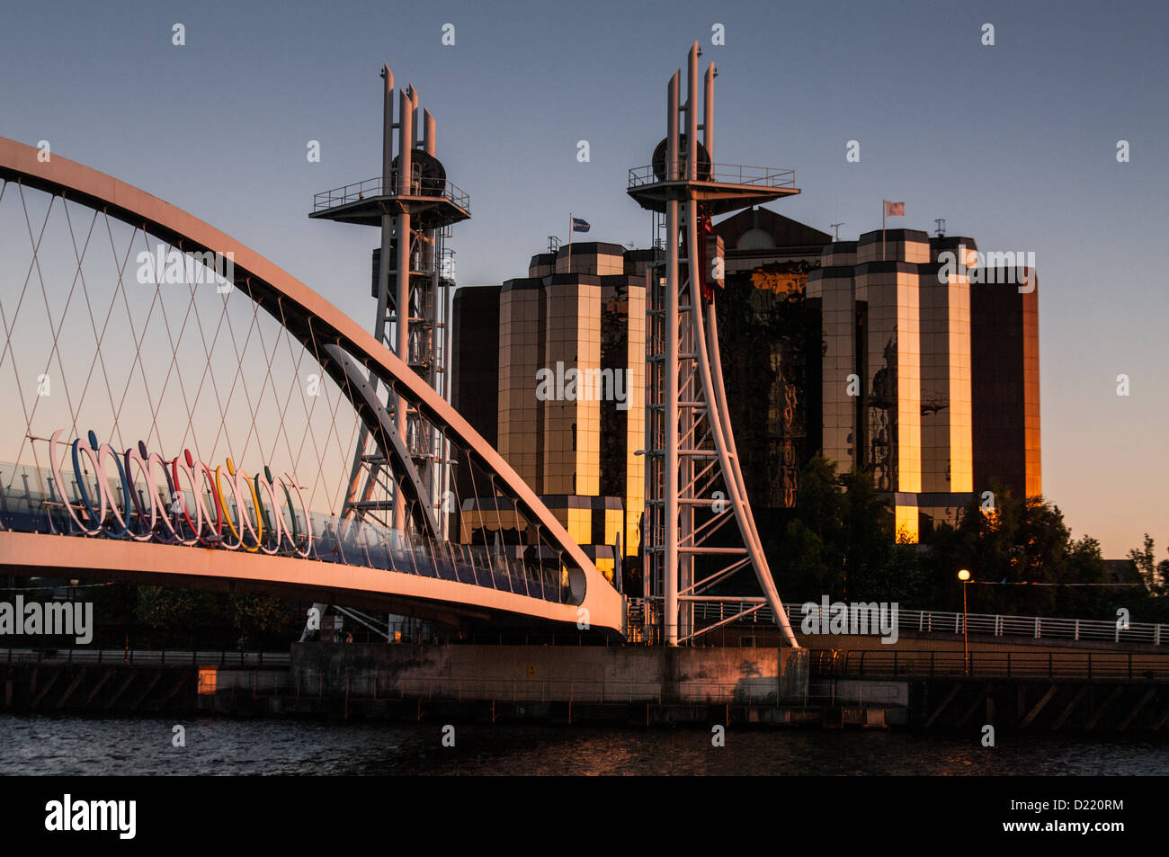 Passerelle piétonnière Millennium à Salford Quays également connue sous le nom de Passerelle Lowry Banque D'Images