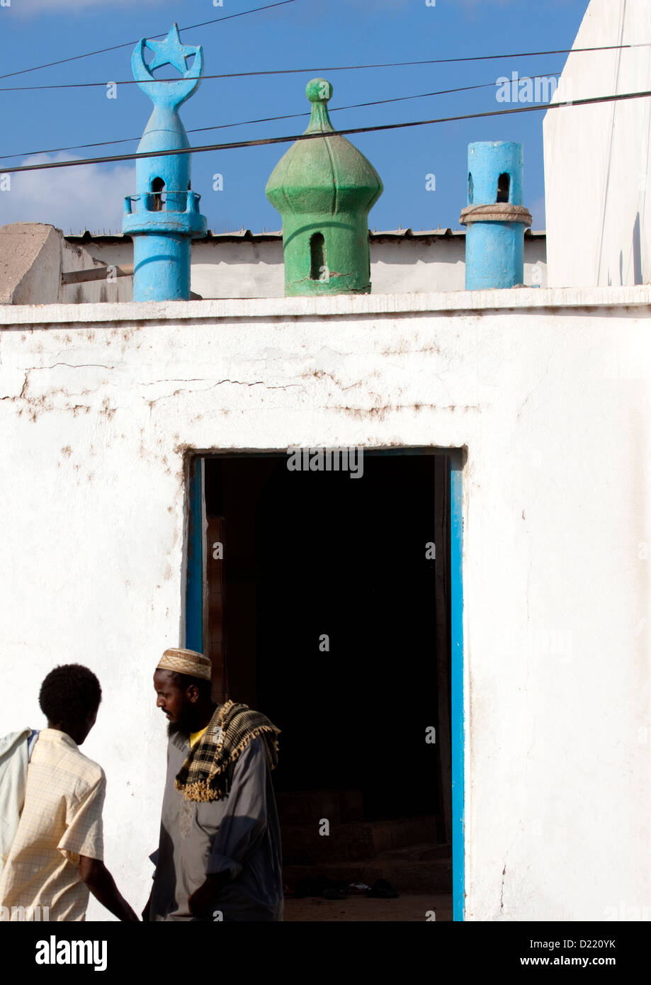 Les hommes en face d'une ancienne mosquée, Tadjoura, Djibouti Banque D'Images