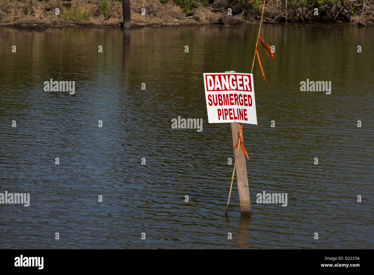 Pointe a la Hache, Louisiane - un signe met en garde contre un pipeline immergé dans l'Ermitage du Lac Projet de création de marais. Banque D'Images