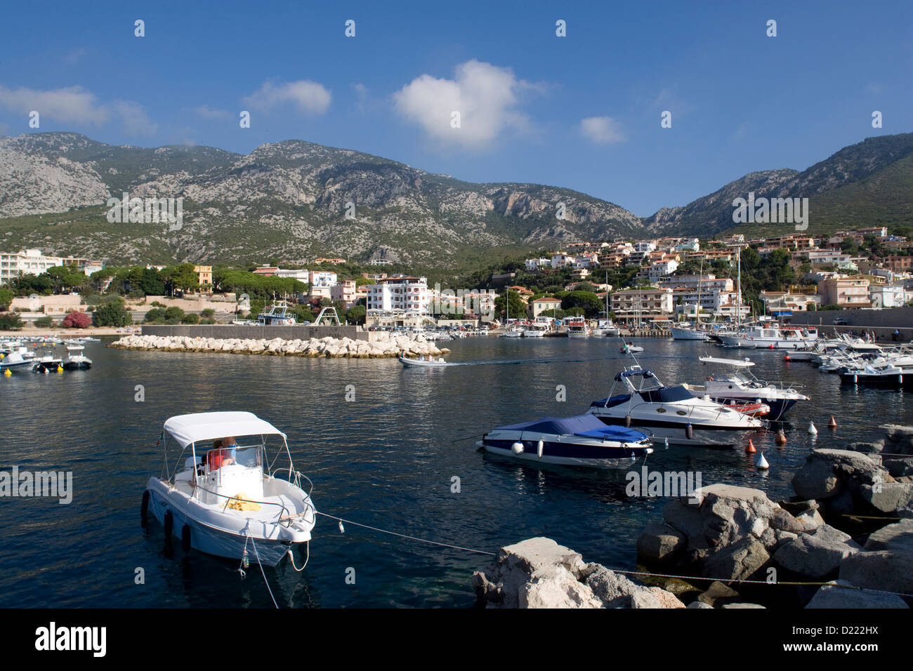 Sardaigne : Cala Gonone - marina avec la ville en toile de fond Banque D'Images