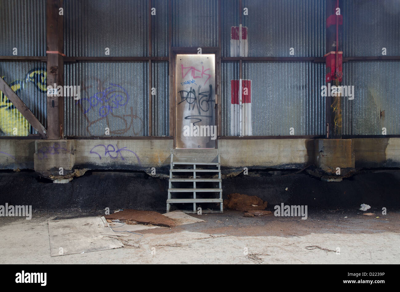 Les murs d'un entrepôt désaffecté sont couverts de graffitis colorés. Banque D'Images