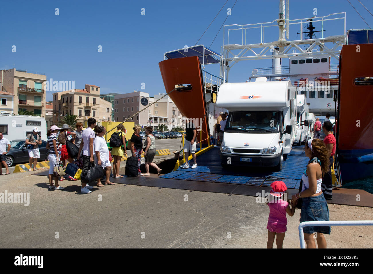 Sardaigne - véhicules débarquer le ferry dans le port de La Maddalena Banque D'Images
