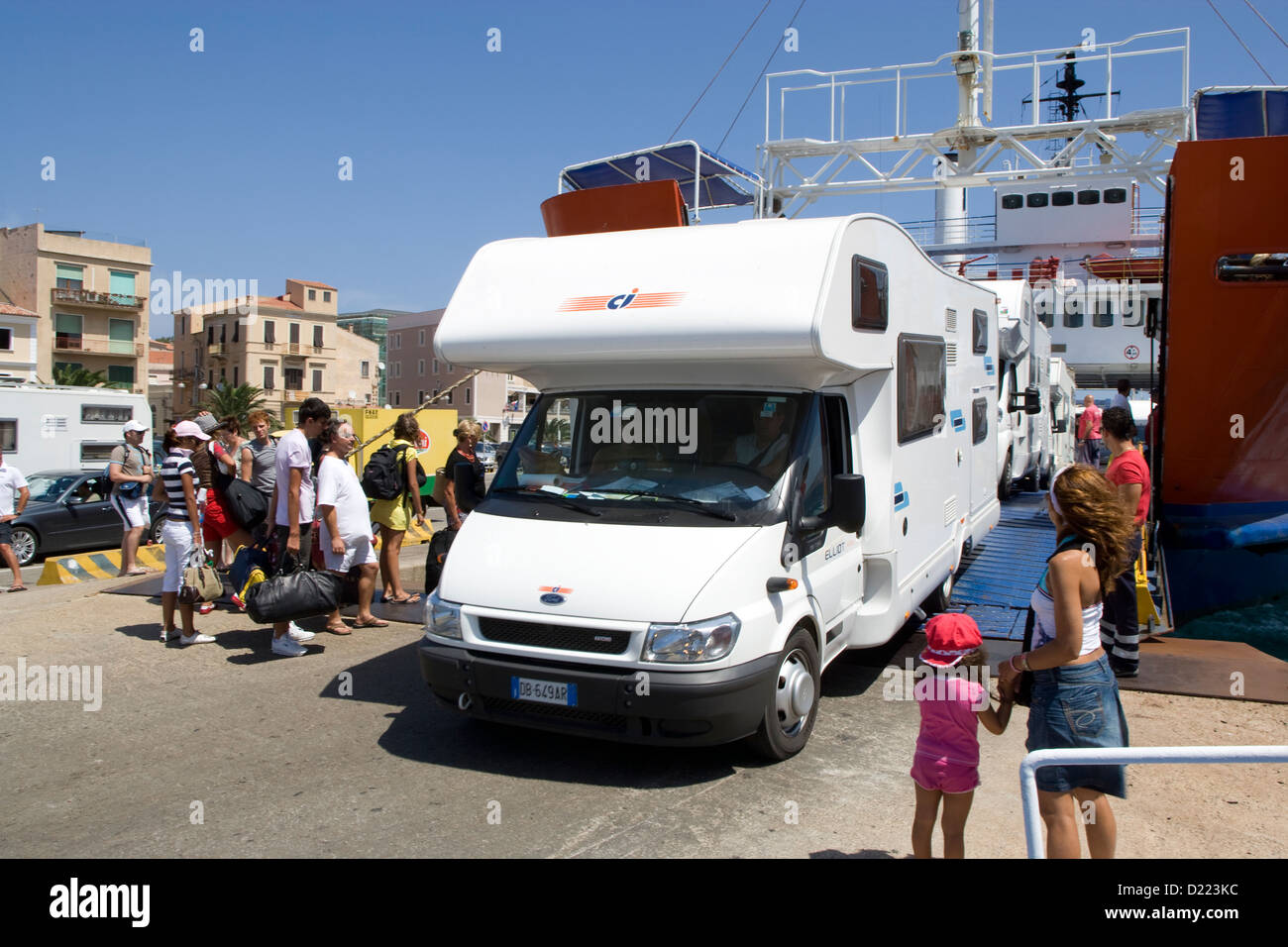Sardaigne - véhicules débarquer le ferry dans le port de La Maddalena Banque D'Images