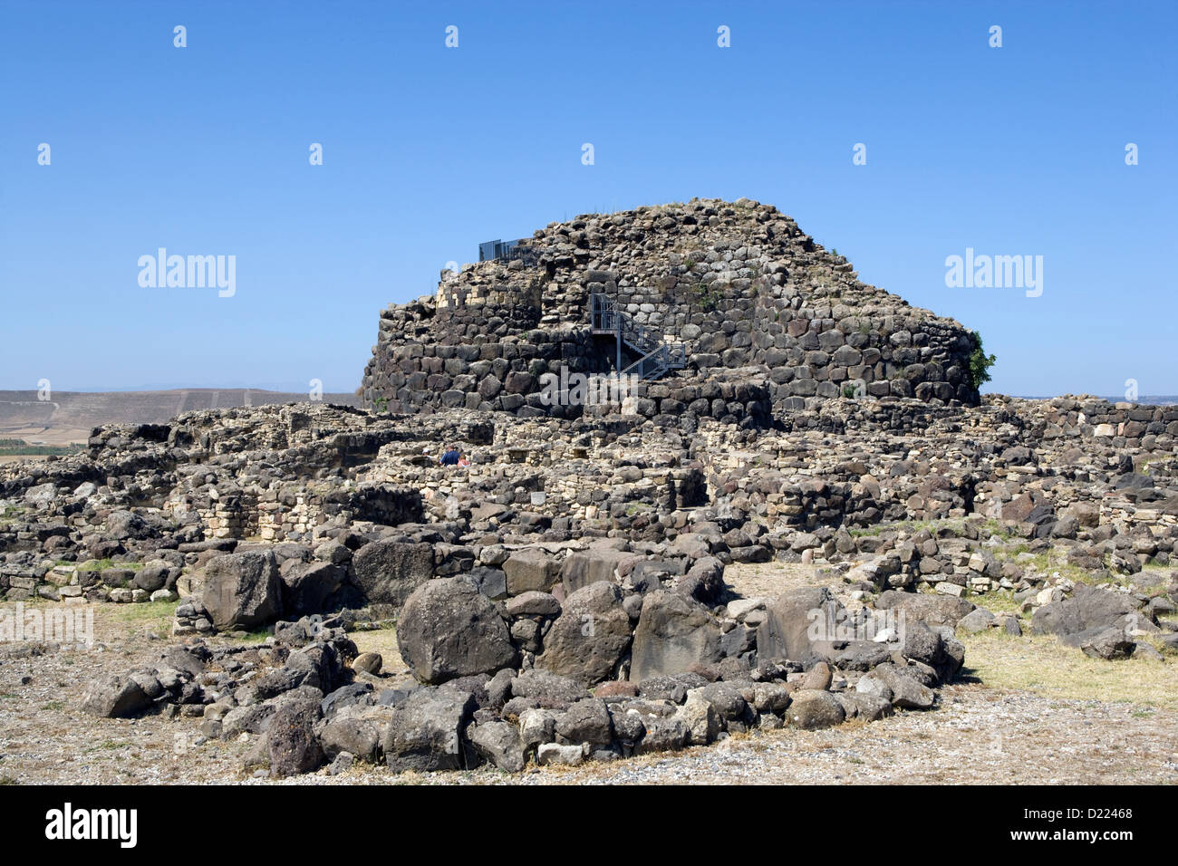 Sardaigne : Nuraghe Su Nuraxi - vue de l'quadrilobate rempart avec reste de la village nouragique en premier plan Banque D'Images