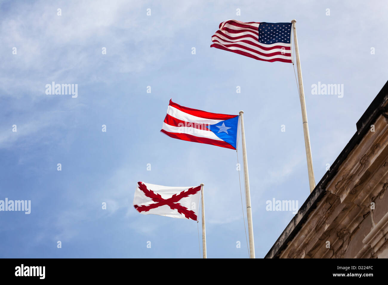 Porto Rico, l'espagnol et l'ancien USA drapeaux volent au-dessus de Fort San Cristobal, San Juan Banque D'Images