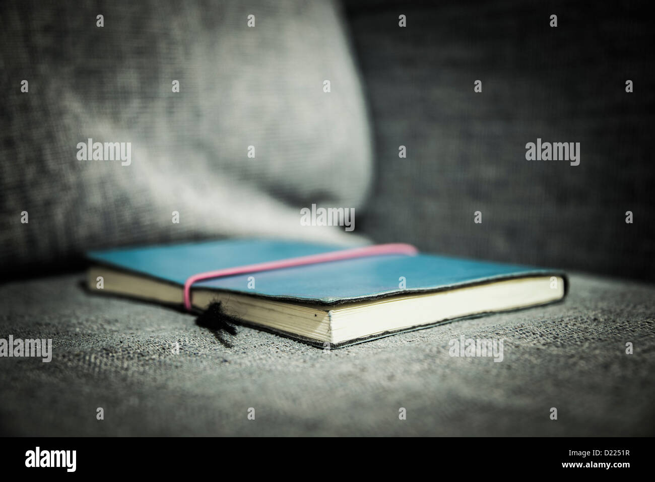 L'ordinateur portable en cuir bleu sur un canapé, la photographie HDR Banque D'Images L'ordinateur portable en cuir bleu sur un canapé, la photographie HDR Banque D'Images