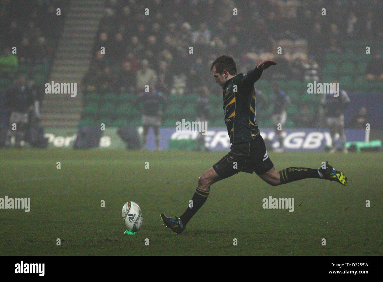 11.01.2013 Northampton, en Angleterre. Stephen MYLER de Northampton Saints un coup de mort au cours de la Heineken Cup match entre Northampton Saints et Castres Olympique à Franklin's Gardens. Banque D'Images