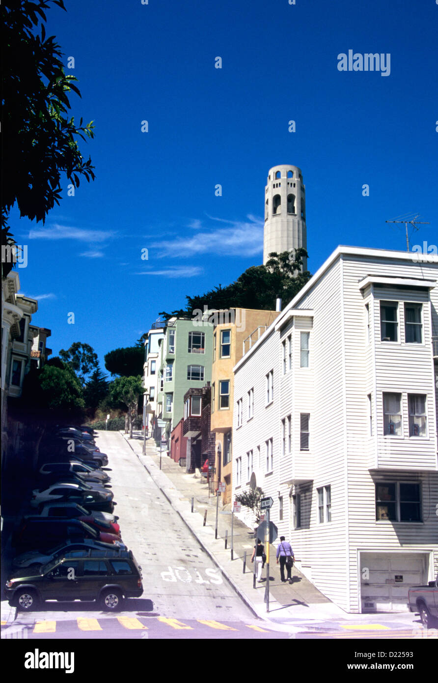 Un couple grimper Telegraph Hill dans North Beach à San Francisco Banque D'Images