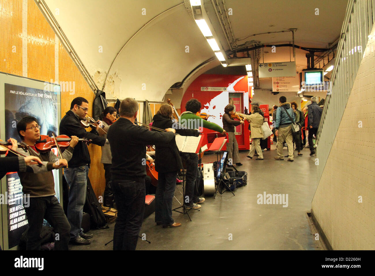 L'orchestre joue sur la station de métro à Paris le 06 novembre 2012 à Paris, France Banque D'Images