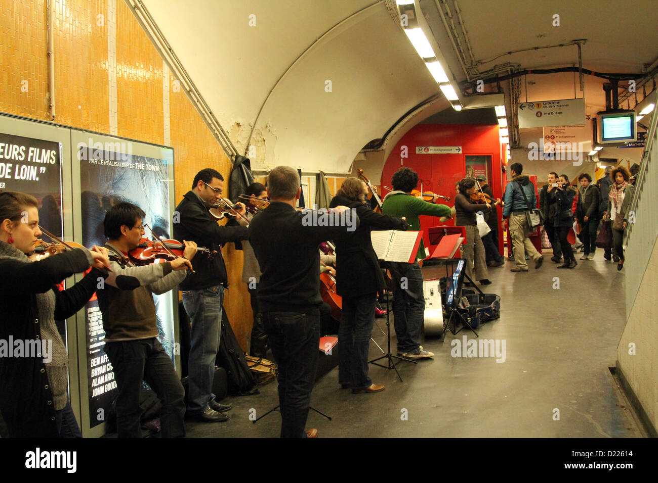 L'orchestre joue sur la station de métro à Paris le 06 novembre 2012 à Paris, France Banque D'Images