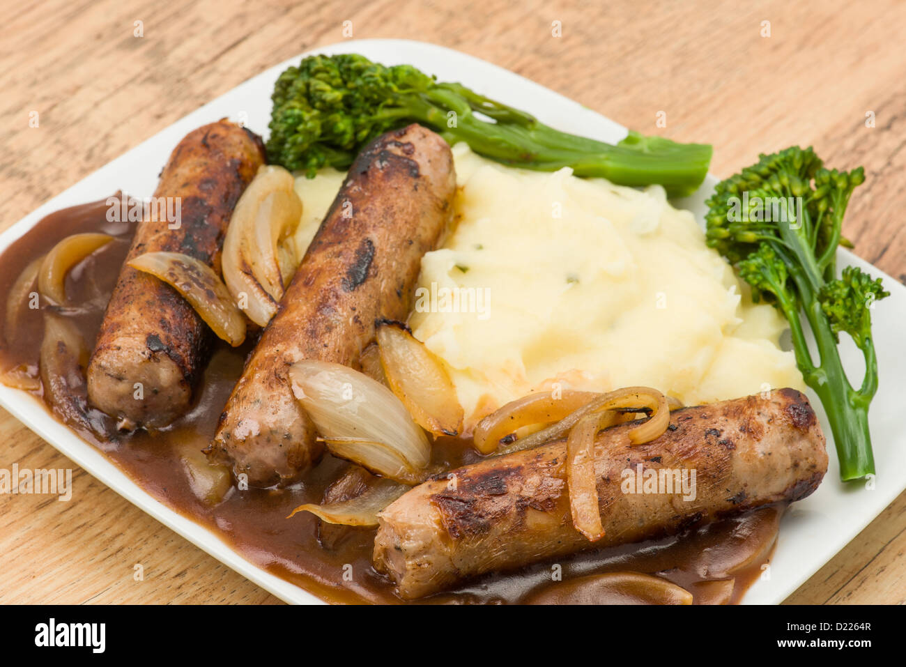 Saucisses et purée également connu sous le nom de saucisses et purée. Un plat classique composé de saucisses, purée, sauce à l'oignon Banque D'Images