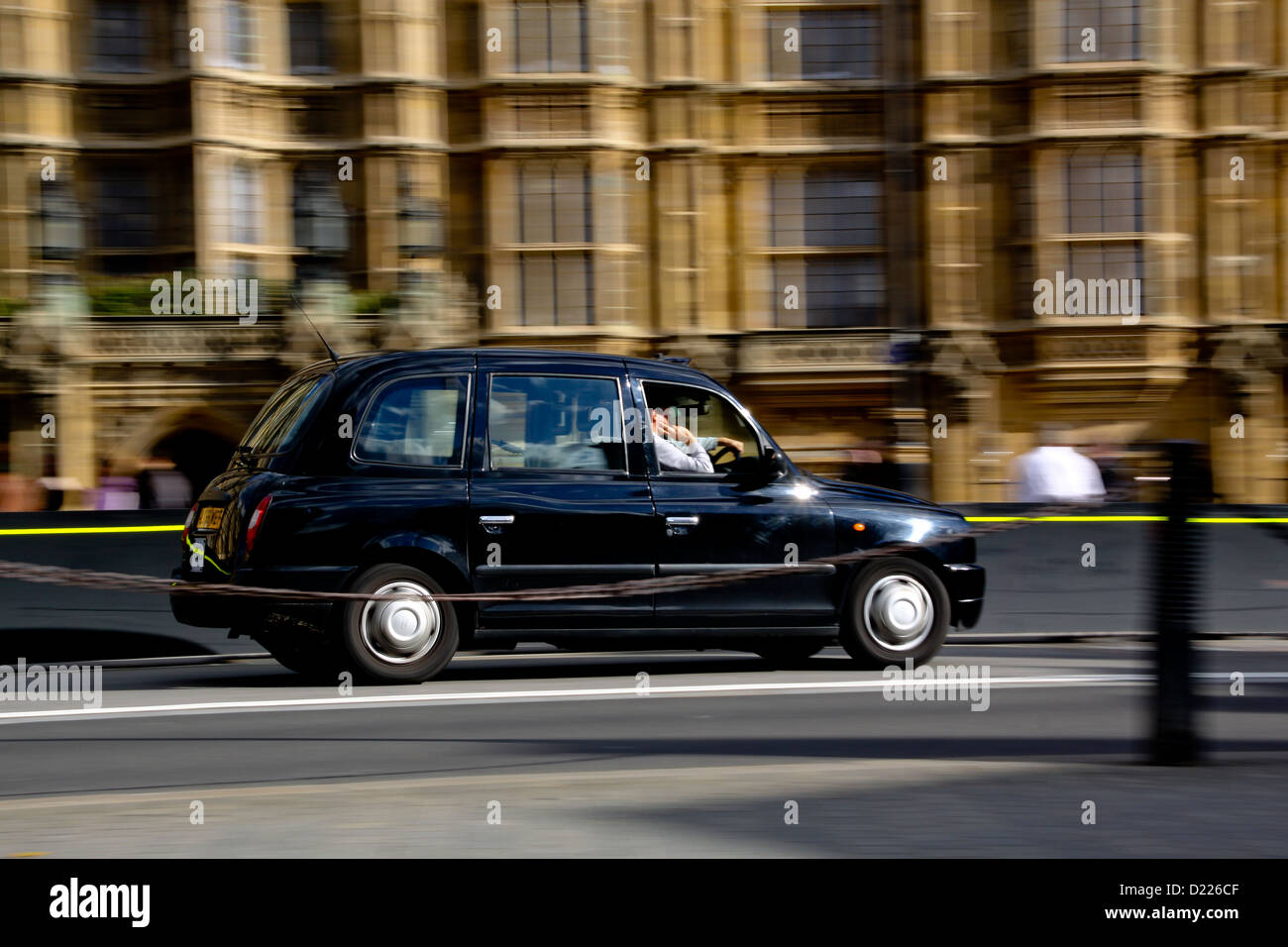 Black taxi cab passant du Palais de Westminster, Londres image concept Banque D'Images