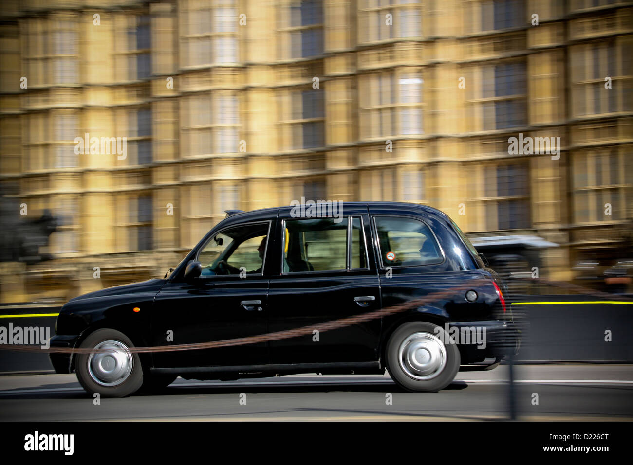 Black taxi cab passant du Palais de Westminster, Londres image concept Banque D'Images