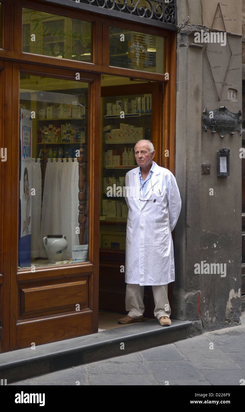 Portrait d'un pharmacien à Lucca, Italie se tient en dehors de son magasin.pensionné, entrée, porte avant, chimiste, Banque D'Images